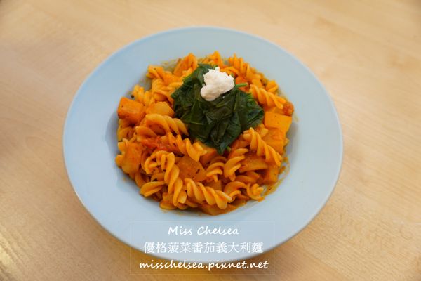 第三步:
將所有拌炒的食材放入盤中，放上菠菜，最後以一匙優格點綴即可