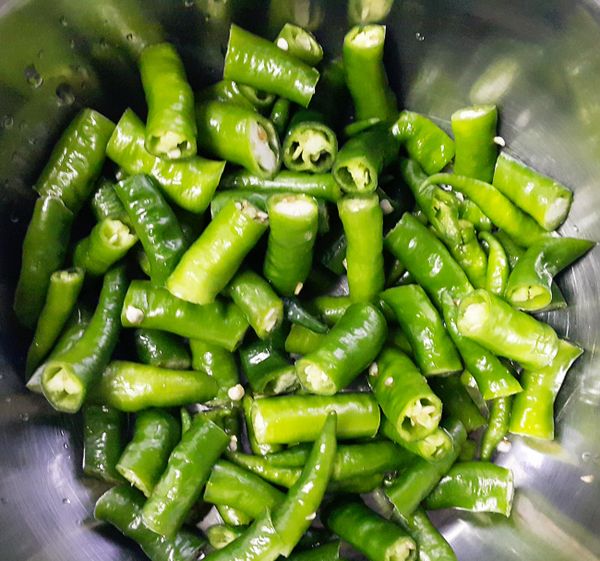 糯米椒切小段(可斜切)