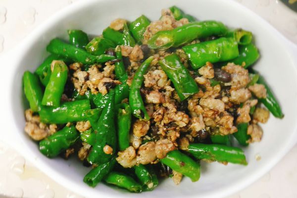 先將鍋子加油燒熱，放入糯米椒拌炒，蓋鍋蓋稍悶3分鐘，撈起備用。再放入豬肉拌炒8分熟加入豆豉，再加入糯米椒拌炒，加少許鹽調味，糯米椒炒軟入味就可上桌了！
超級下飯了！