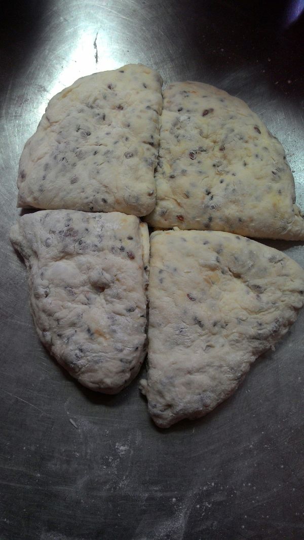 1. 冰箱取出，放室溫一小時回溫。
2.灑些高粉防沾黏，整形平均分成4小份。