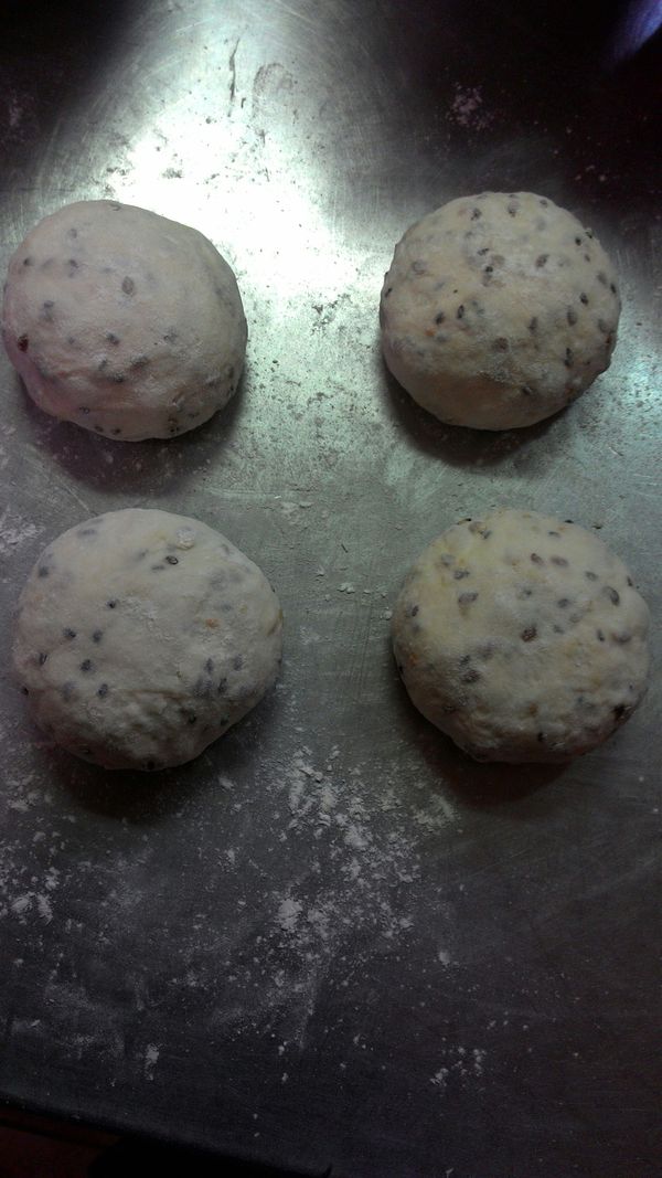 整成圓形，收口朝下。