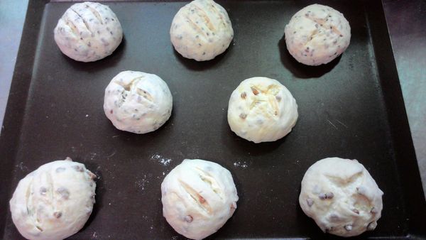 隨意的在麵糰上，劃上幾刀。噴些水可防麵糰乾燥。