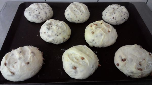 入烤箱+一杯熱水，讓麵糰加速發酵，長大至2倍大。(約60~90分鐘)