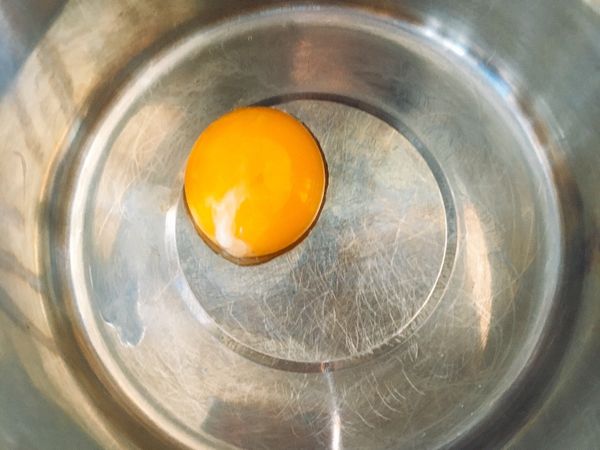 先做蛋黃糊
用打蛋器打散蛋黃