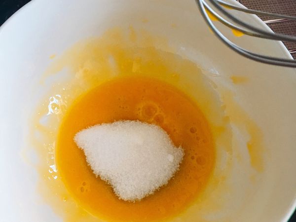 加入10g白砂糖打均勻