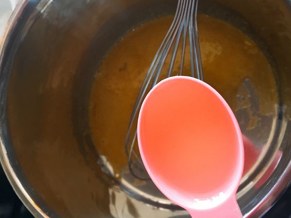 加入1湯匙的沙拉油／牛油溶液打均勻。
我用的是沙拉油，想要有牛油香氣就加牛油溶液吧～把牛油放進微波爐中火叮20秒後攪拌一下就有了。