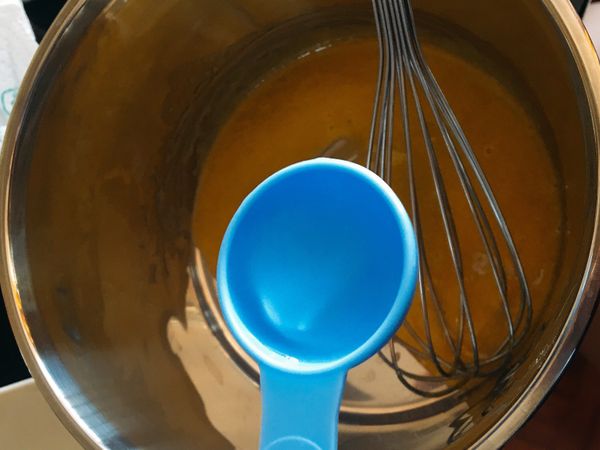 加入1湯匙的清水打均匀