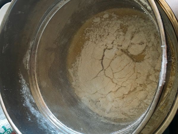 加入過篩低筋麵粉25g