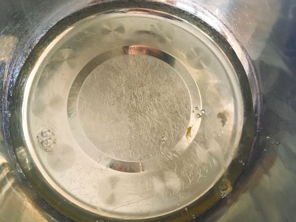 用電動打蛋器打蛋白，打的時候開始預熱烤箱170℃