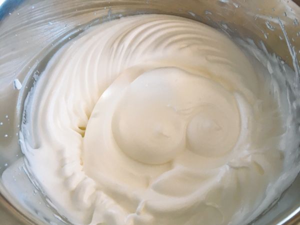 分3次加入白砂糖打發蛋白。