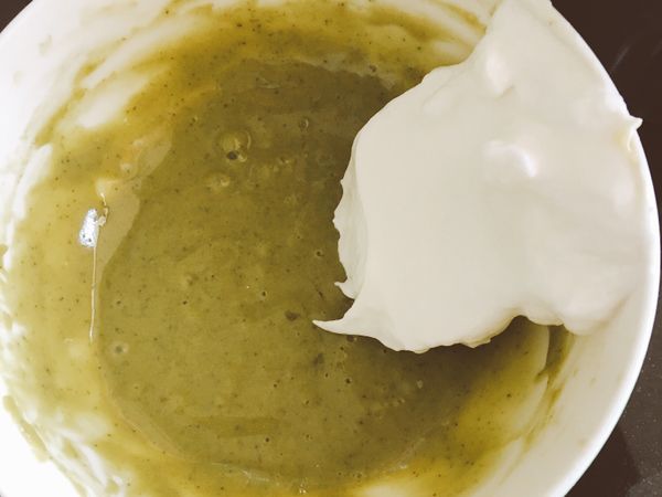 用刮刀拌匀，不要過度攪拌，以免蛋糕變硬^ - ^