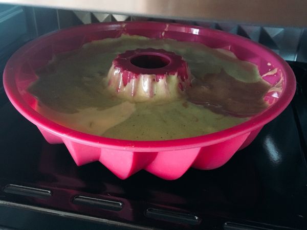 把三份麵糊隨意倒入模具。如第一層各倒一些，在第二層時把原味倒在巧克力和綠茶交接位。
很隨意，不一定照我說的倒，自己創作～