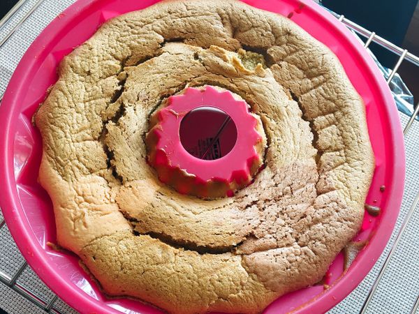 預熱後把麵糊放進烤箱內以170℃烤20分鐘。
我的模具比較扁，20分鐘已經可以，較高的模具大概要烤28-30分鐘。