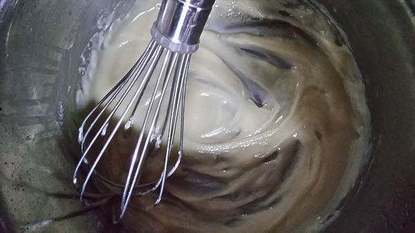 液體油用小小火加熱至冒小泡（很快，無需大滾）倒入低筋麵粉，用打蛋器攪拌成有點稀的麵糊