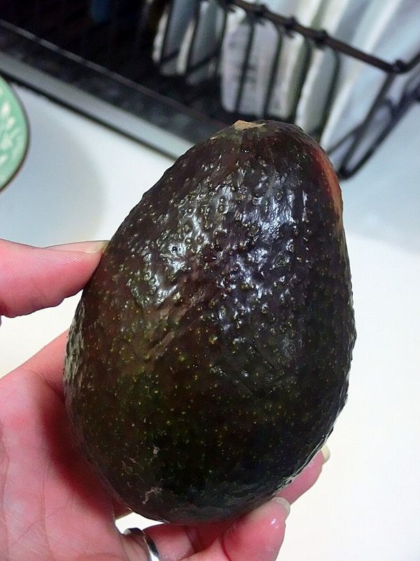 購買時可選已發紅的酪梨，這樣買回家就可以直接食用。