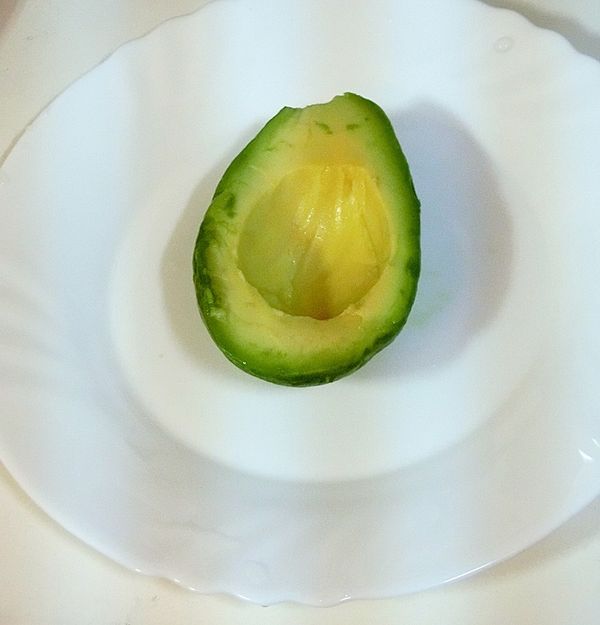 去除籽，再用湯匙將洞挖深一點，以便塞入內餡。（挖出的酪梨可加入內餡）。