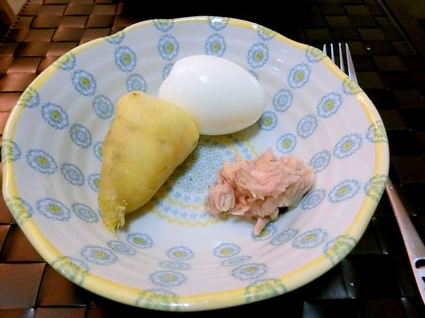 將半條蒸軟的地瓜壓為泥、水煮鮪魚罐頭的鮪魚片及白煮蛋切細碎後，加入方才挖出的酪梨，一同攪拌均勻。