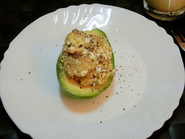 依個人口味調味，塞入酪梨內