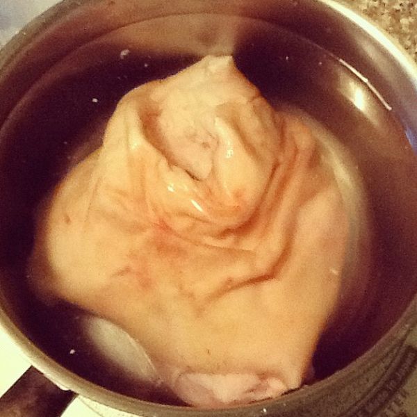 買好豬蹄膀，請老闆把豬毛處理乾淨。
蹄膀放入小鍋子加入[去雜質]材料，從冷水開始加溫，用最小火，讓從冷水慢慢升溫，水不能滾。
約20分鐘後血水和髒水浮出後，關火。
這時候蹄膀只有外層薄薄一層微熟。