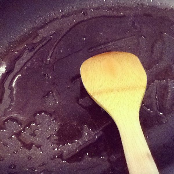 把[醬色]材料放入鍋中，炒到冒泡，讓焦糖醬汁變濃稠。