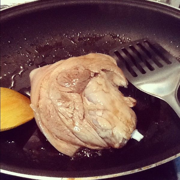 讓焦糖醬汁變濃稠後，放入蹄膀，把蹄膀炒上焦糖醬色。