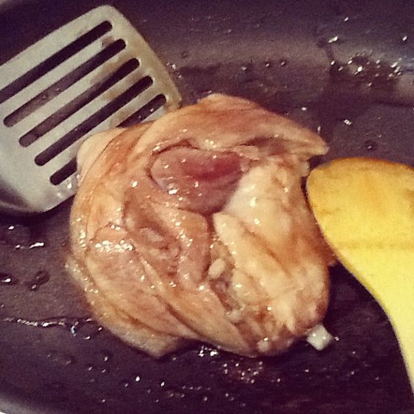 炒上均勻的焦糖醬色就可以了，不需要等蹄膀全熟。