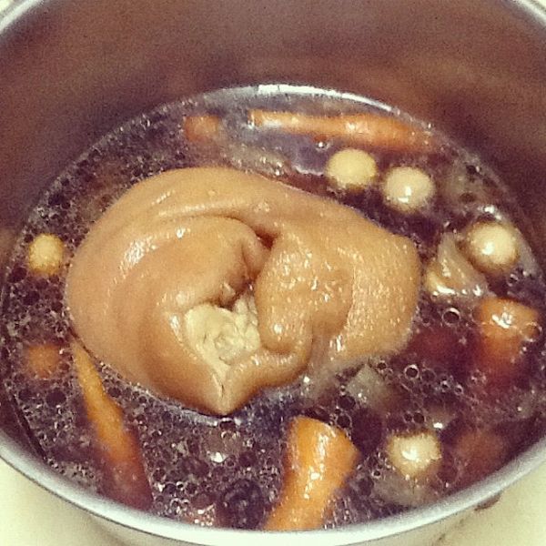 蹄膀瘦肉朝下，用大同電鍋一杯水蒸。