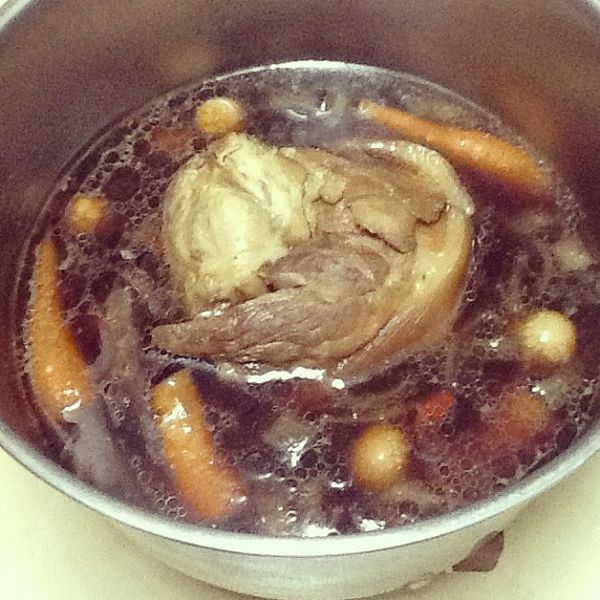 一杯水跳起來後。
把蹄膀的肥肉朝下浸在湯汁中，
把瘦肉朝上避免在湯汁裡面燉太久變柴。
再用大同電鍋一杯水繼續蒸，跳起來後保溫狀態悶2~3小時。