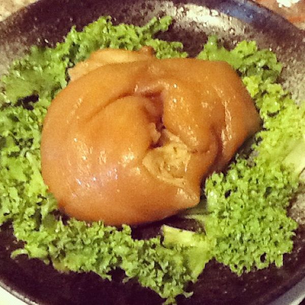 在肥肉的邊邊用筷子如果可以輕鬆地穿過去，就代表肥肉已經煮┬得軟Q，帶有膠質口感，不油膩了。把蹄膀和配料取出擺在盤子中央。