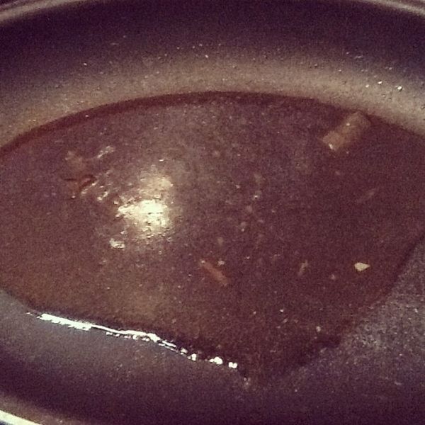 把一碗的滷汁加熱，加入太白粉勾芡。然後淋上蹄膀。就完成了