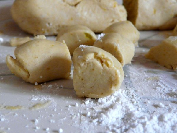 小南瓜蒸熟,待涼後和香蕉一起搗成泥狀,接著加入少許白砂糖&amp;番薯粉揉成麵糰,再將麵糰搓成長條狀切成小塊(約1CM)備用。