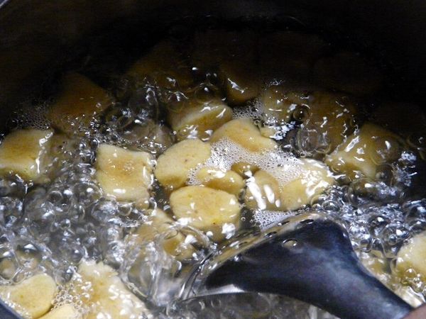 水煮滾放入小麵糰,煮到它浮出水面即可撈起。