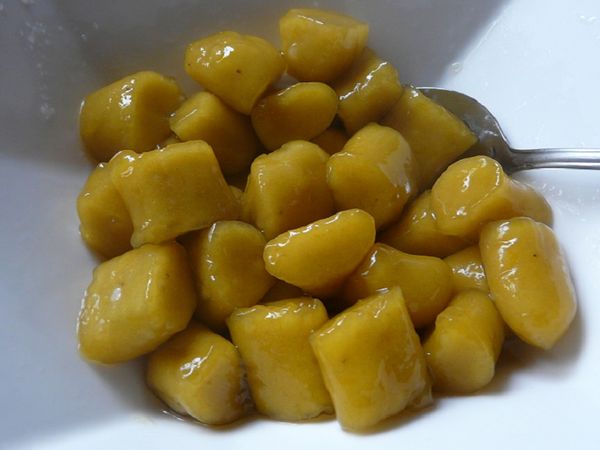 待涼的蕉香南瓜圓可拌點白砂糖或少許蜂蜜,才不會黏成一團呦!