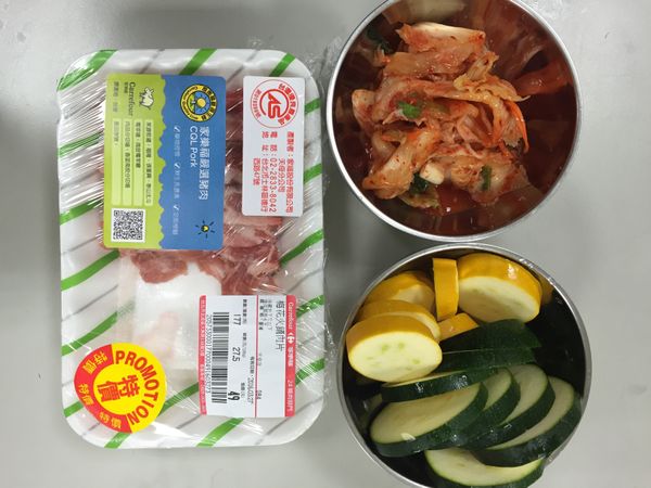 備菜_
櫛瓜切片
泡菜
豬肉片