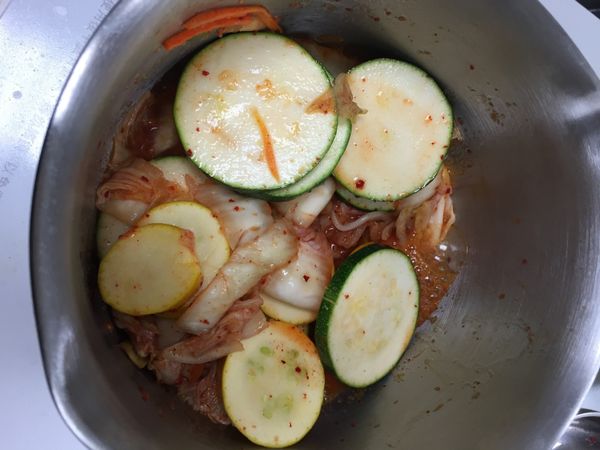 放入泡菜及櫛瓜