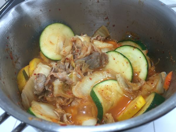 放入豬肉片快煮
持續的翻煮
適量加入水繼續翻