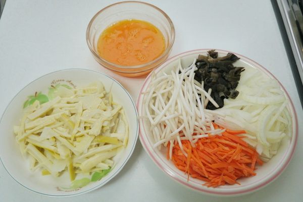 洋蔥、紅蘿蔔和黑木耳都切成絲、綠豆芽摘去頭尾、雞蛋和＜蛋皮調味料＞打均勻備用。