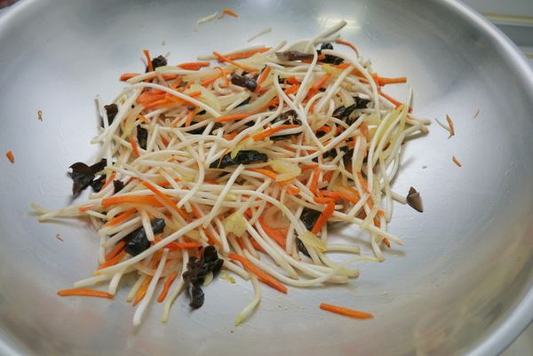 放入黑木耳、綠豆芽拌炒均勻。