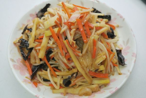 放入桂竹筍和＜調味料＞，轉中大火翻炒均勻後即可盛出裝盤。