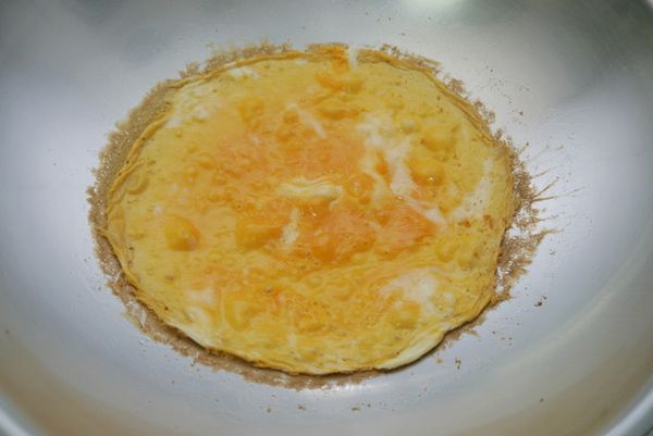 原鍋，放入少許油，將蛋液倒入，以小火煎成圓形蛋皮。