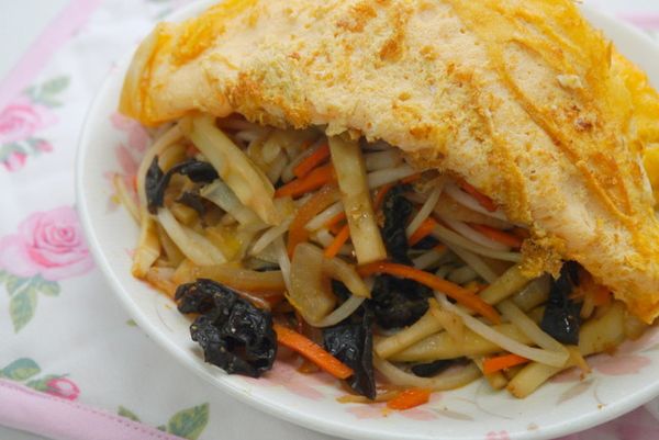 再將煎好的蛋皮覆蓋於作法（6）炒好的餡料上即完成。