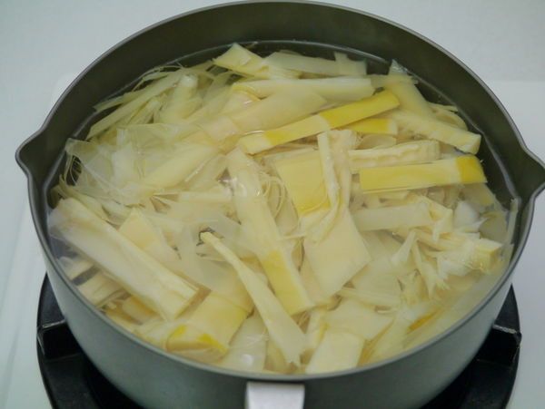 燒一鍋熱水，水滾後放入少許鹽巴和糖，再放入桂竹筍煮至再次沸騰後2～3分鐘，之後撈起沖冷水洗淨後瀝乾備用。