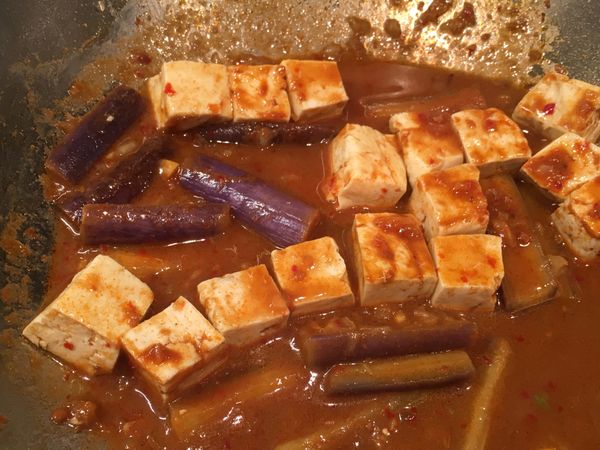 加一小碗水轉小火蓋上鍋蓋悶煮，讓豆腐吸收湯汁後起鍋