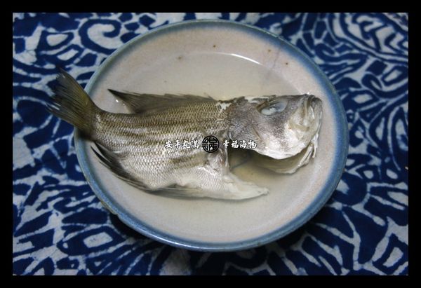 起鍋前，倒入適量的米酒增加湯頭香氣，就可以裝碗起鍋。清澈的湯頭，單純的鮮味。