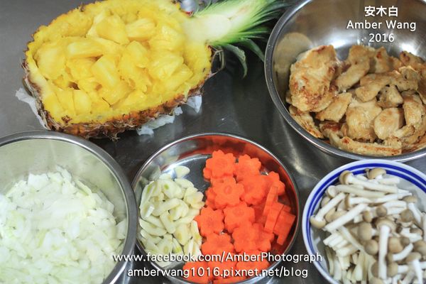 鳳梨，剖半後將鳳梨肉切塊。洋蔥，切塊。紅蘿蔔，切花。蒜頭，切片。鴻喜菇，對切。雞胸肉，在鍋中放入少許油，將醃好的雞胸肉入鍋煎上色後，取出備用。