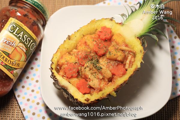 將炒好的「鳳梨茄汁菇菇炒肉」灑上適量洋香菜葉，用鳳梨盛裝，好看又好吃。