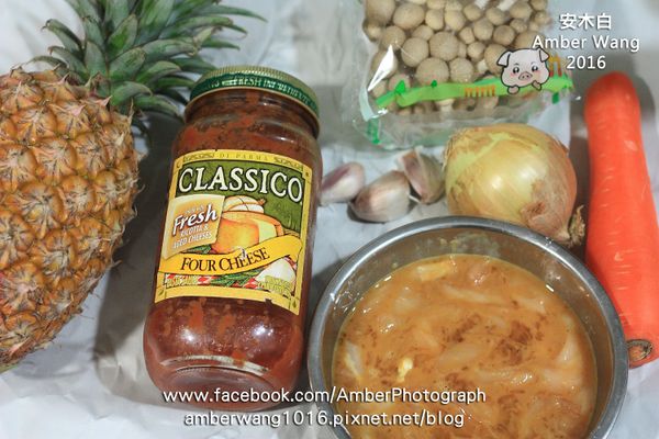 準備食材。雞胸肉，順紋切片，放入醃料中醃10分鐘。