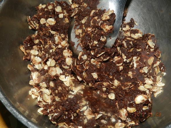 分成四等份，把燕麥拌入其中四分之一的麵團