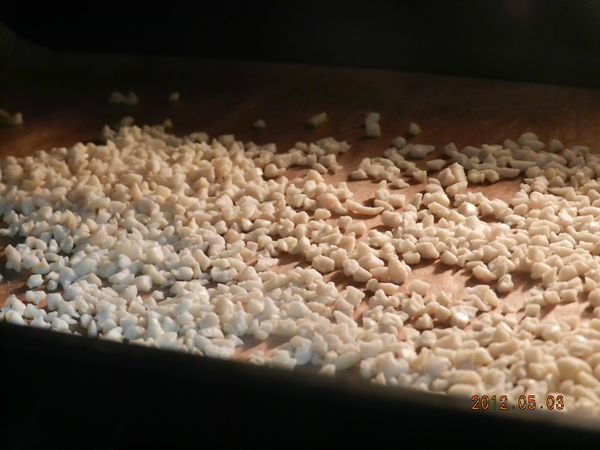 杏仁角在火溫180度的烤箱中烤5分