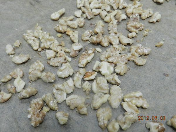 核桃在火溫180度的烤箱中烤5分